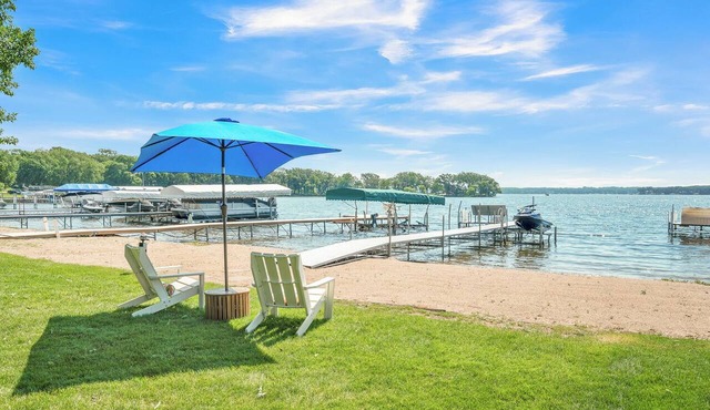 West Lake Okoboji/Emerson Bay Lakefront Retreat -Sleeps Up to 14