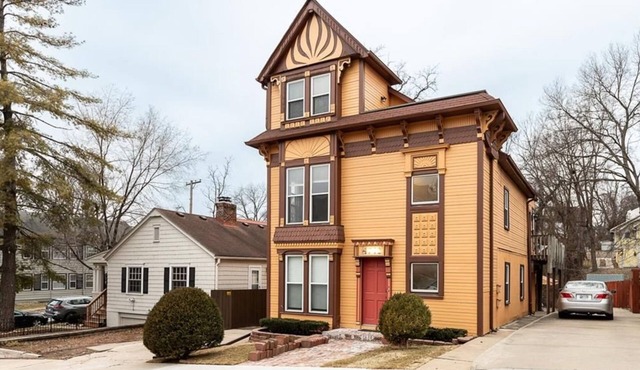West Plaza Charmer I - Duplex 2 Bedroom 1 Bath Off Street Parking in Kansas City