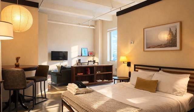Westown Studio Apt Near Fiserv, Baird, and Theater District