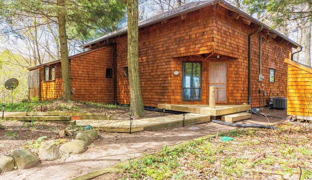 Whispering Bluff - Private Beach - Pet Friendly in Covert