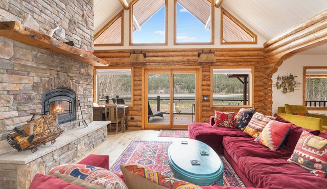 Whitefish lakefront escape on Skyles Lake w/Hot Tub + Dock