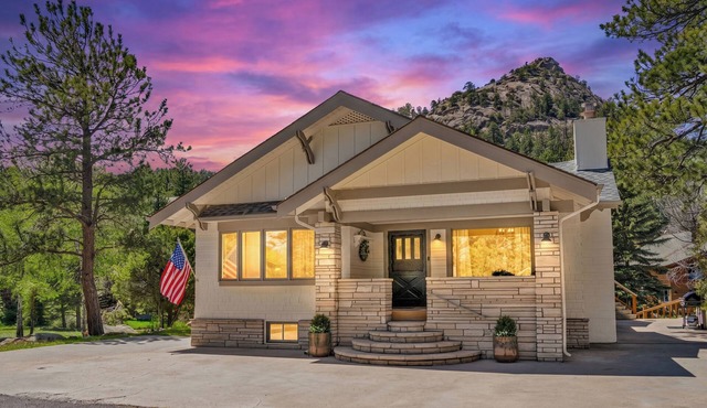 Wildhorse at Estes- A family riverside retreat W/HotTub, Game Room