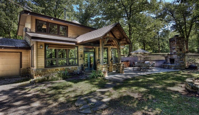 Wits End Cabin On 65 Gated Acres, Amazing Outdoor Fireplace & Hot Tub