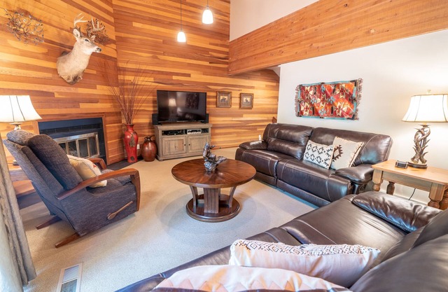 3BR Lakeside Condo at Deer Valley Snowpark Base - Free Shuttle & Bus
