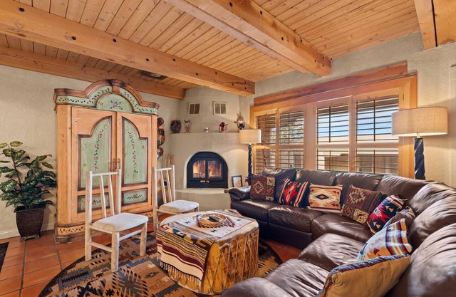 Fort Marcy 20 | Walk to Plaza | Fireplace | Kitchen | Hot Tub | Pool | End Unit | Single Level