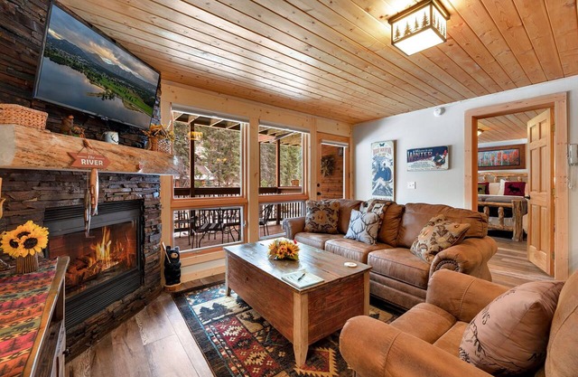 Riverfront Retreat Fireplace Close to RMNP