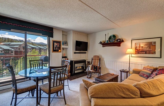 Stunning Breckenridge Views, Downtown & Ski-In/Out Condo, Hot Tub!