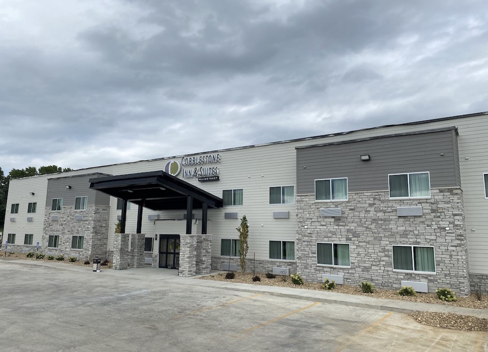 Forest City Hotel | Cobblestone Inn & Suites - Forest City