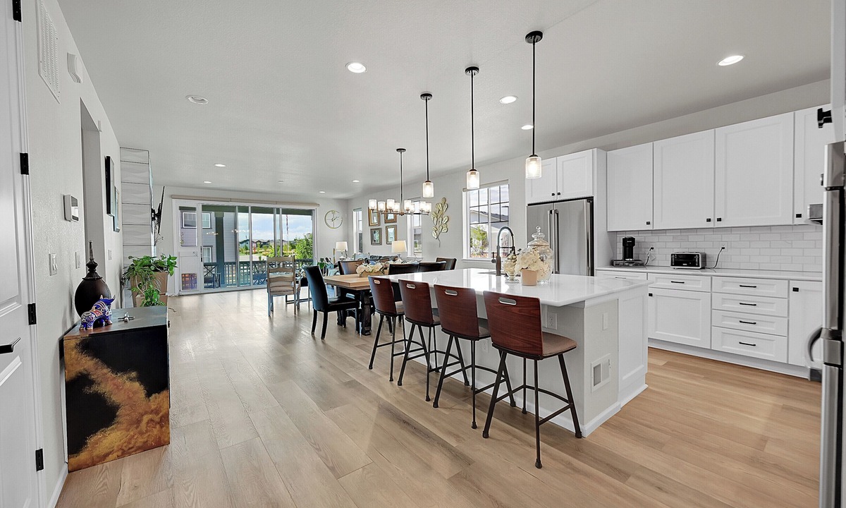 Aurora House | Spacious 5-bedroom house in lovely Aurora with AC, WiFi, fitness room