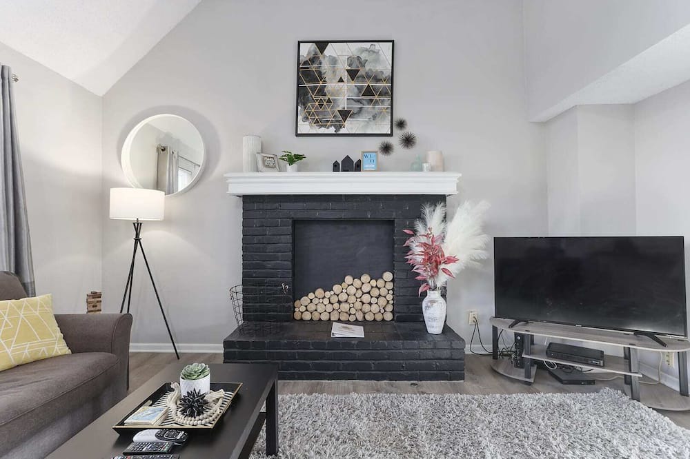 Overland Park House | Comfy 2-Story Duplex | Perfect for Large Groups