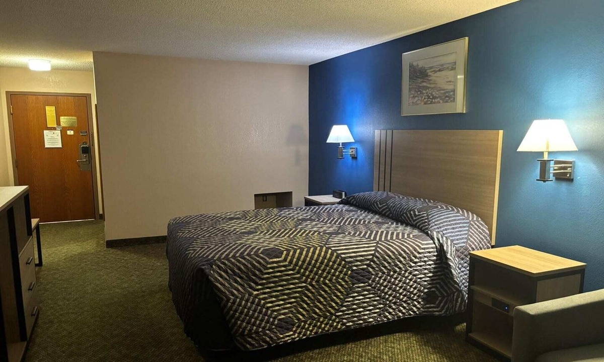 Marysville Apartment | King Bed Non-Smoking