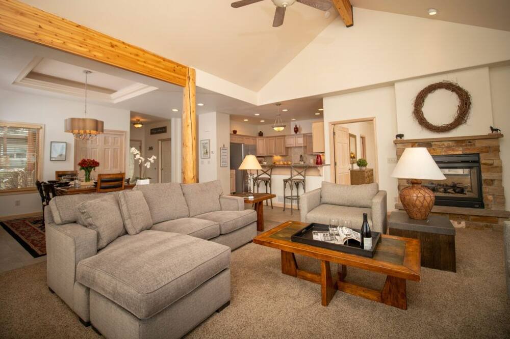 Photo of Livingroom in Stanley Hills