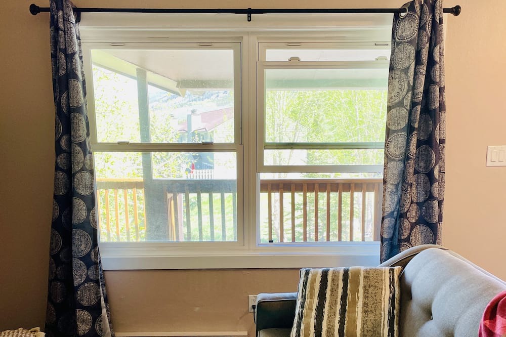 Photo of Livingroom in Summit Cove