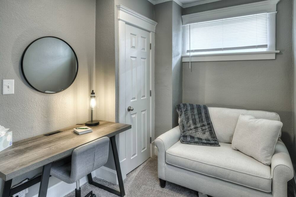 Photo of Bedroom in Dundee-Happy Hollow Historic District