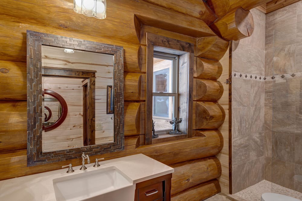 Photo of Bathroom in Pine