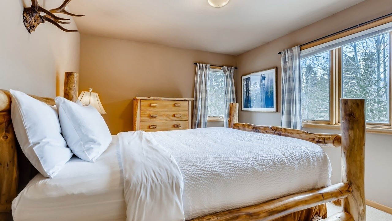 Photo of Bedroom in Three Peaks
