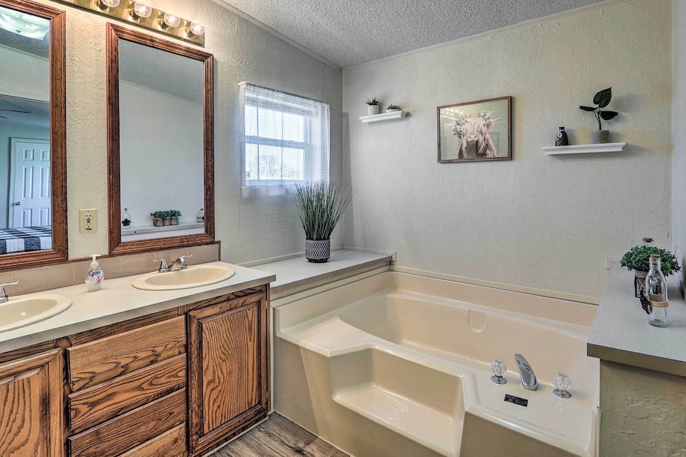Photo of Bathroom in Wa Keeney