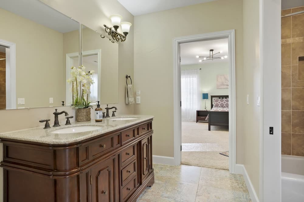 Photo of Bathroom in Hale