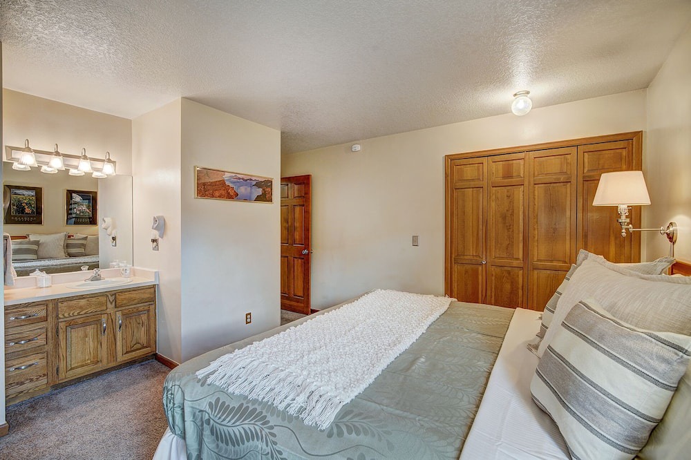 Photo of Bedroom in Summit Cove