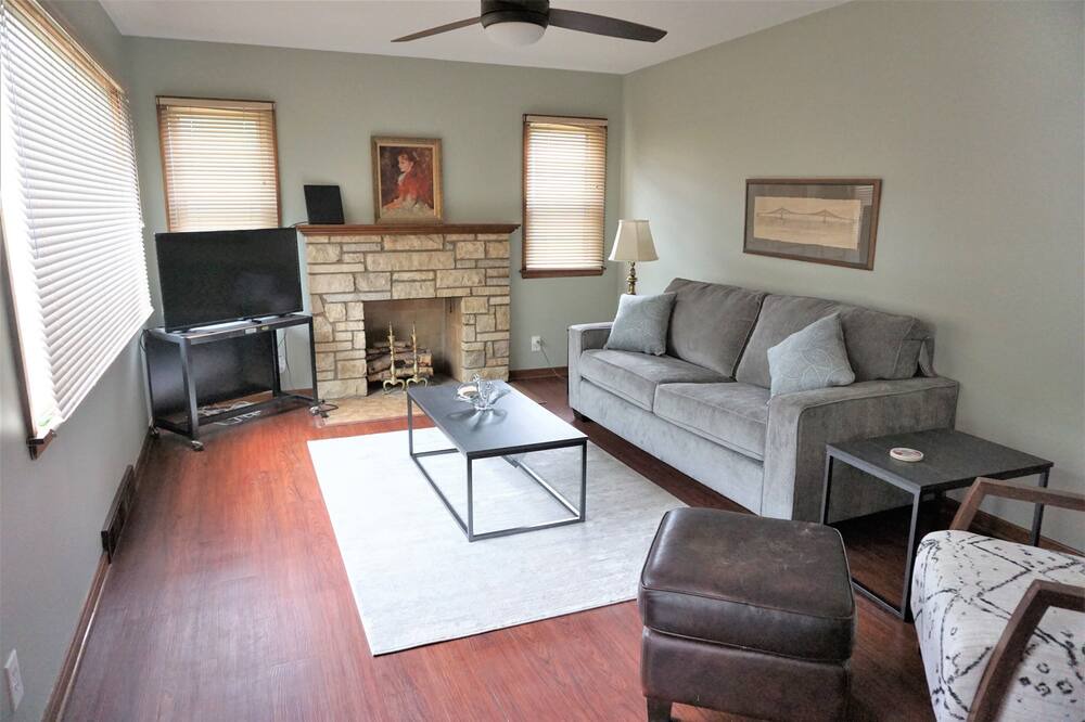 Photo of Livingroom in Aksarben - Elmwood Park