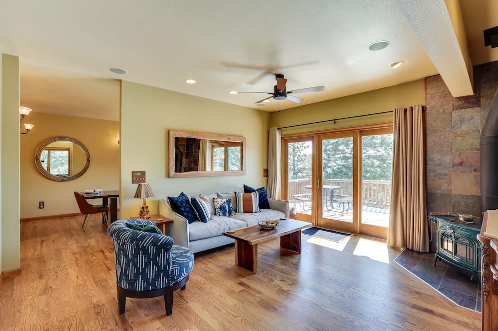 Photo of Livingroom in Hangen Ranch And M and B