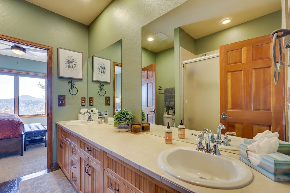 Photo of Bathroom in Hangen Ranch And M and B