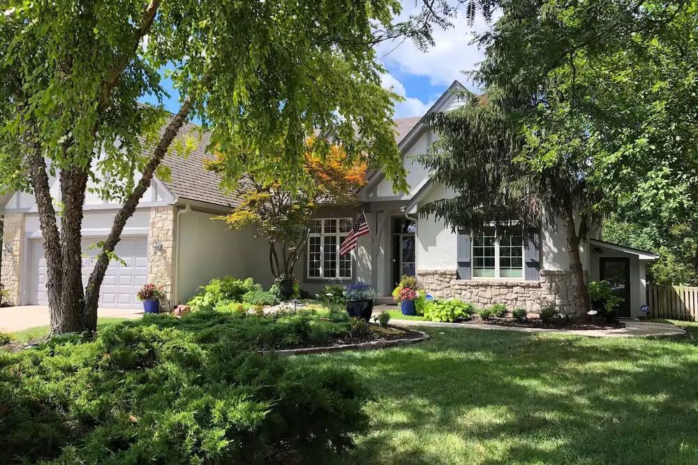 Photo of Outdoor in Kingston Lakes