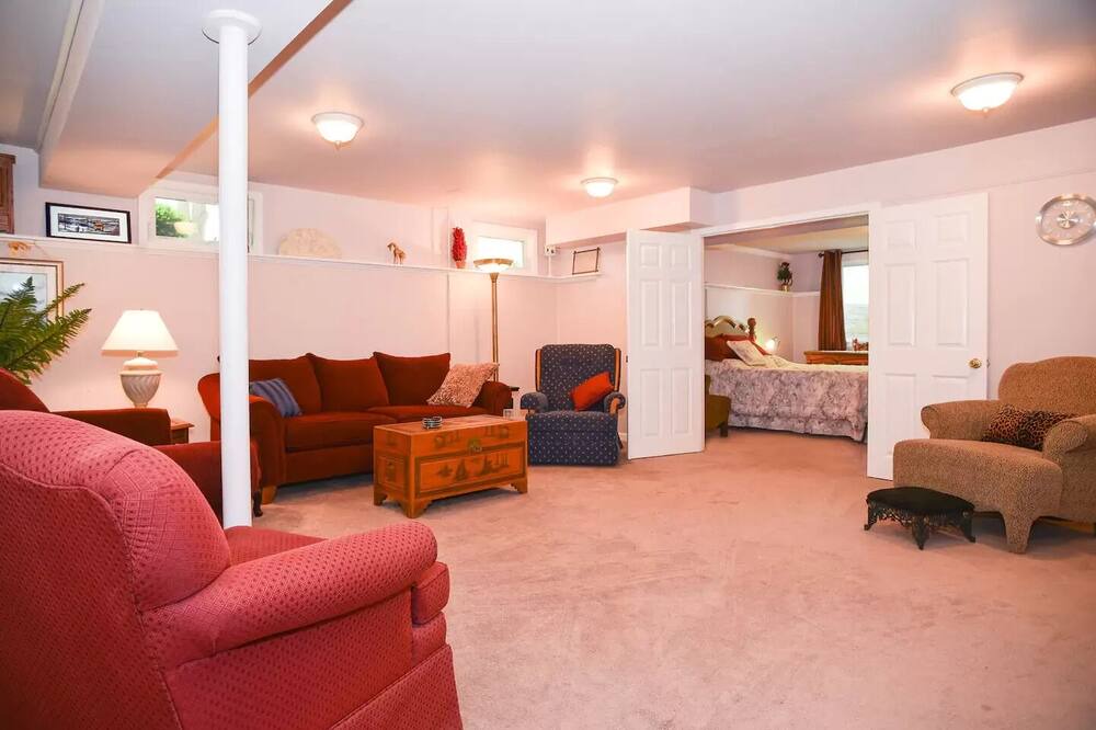 Photo of Livingroom in Kingston Lakes