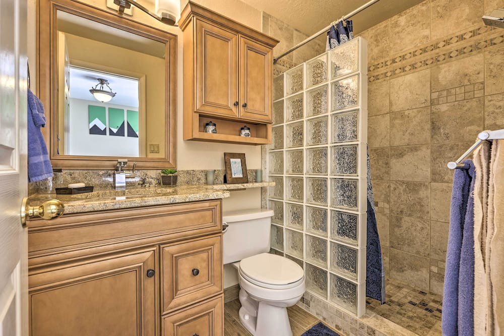 Photo of Bathroom in Summit Cove