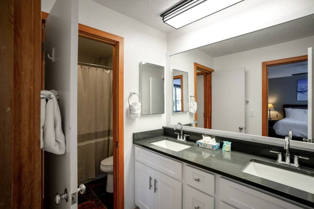 Photo of Bathroom in Lakeside Village