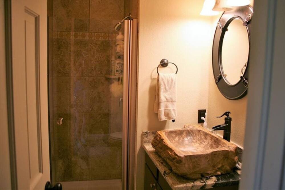 Photo of Bathroom in Summit Cove