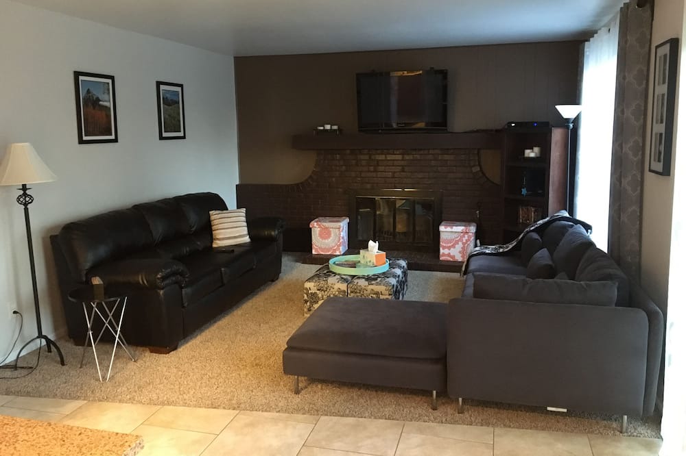 Photo of Livingroom in Aurora