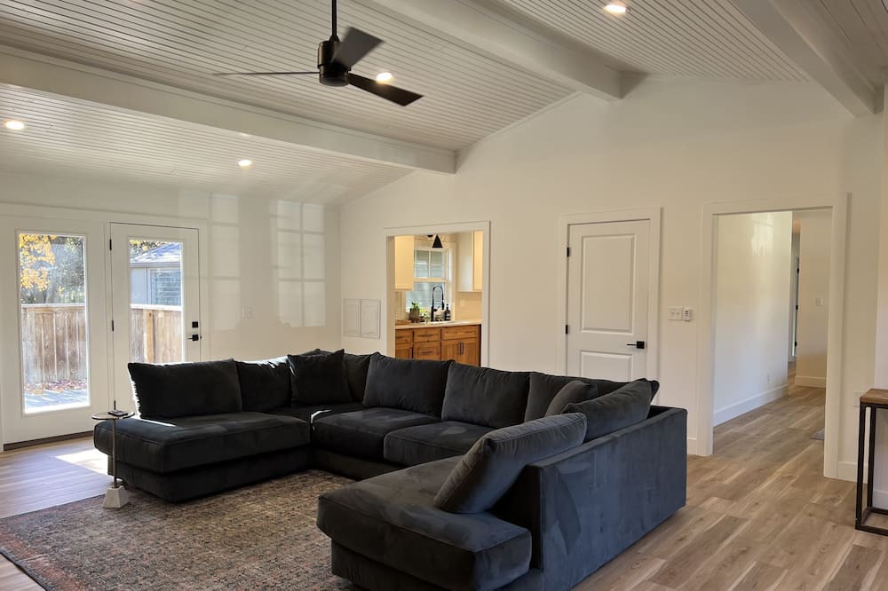 Photo of Livingroom in Pittsburg