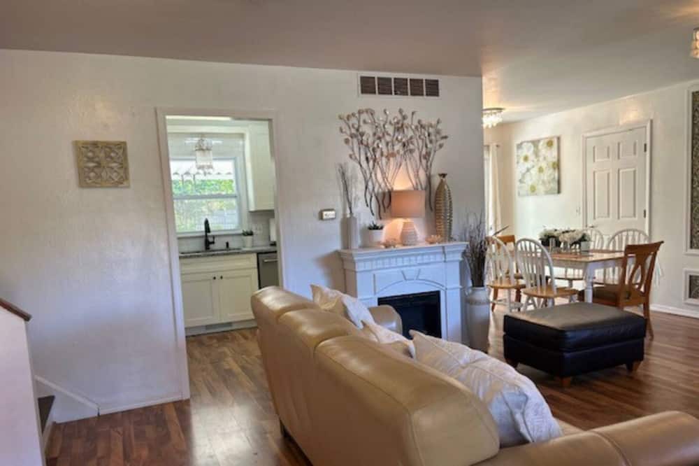 Photo of Livingroom in Bel Aire