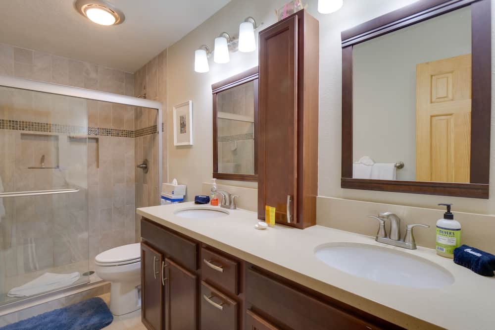 Photo of Bathroom in Summit Cove