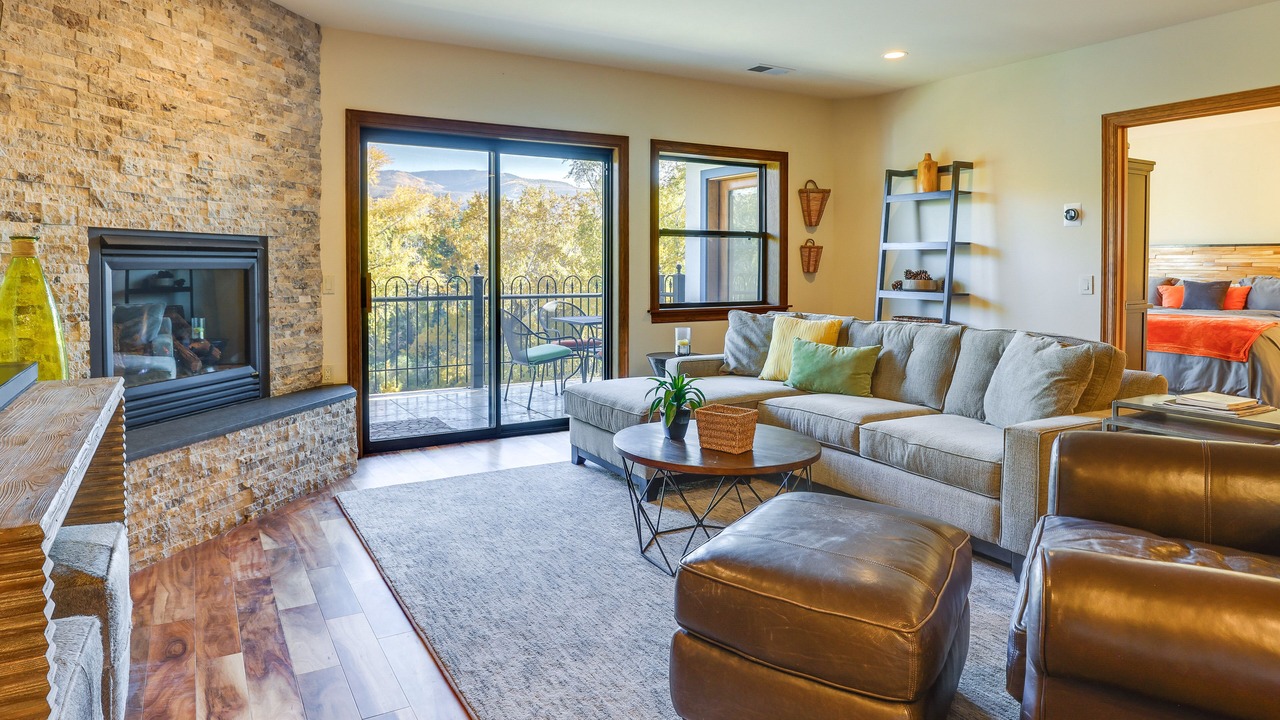 Photo of Livingroom in Edwards