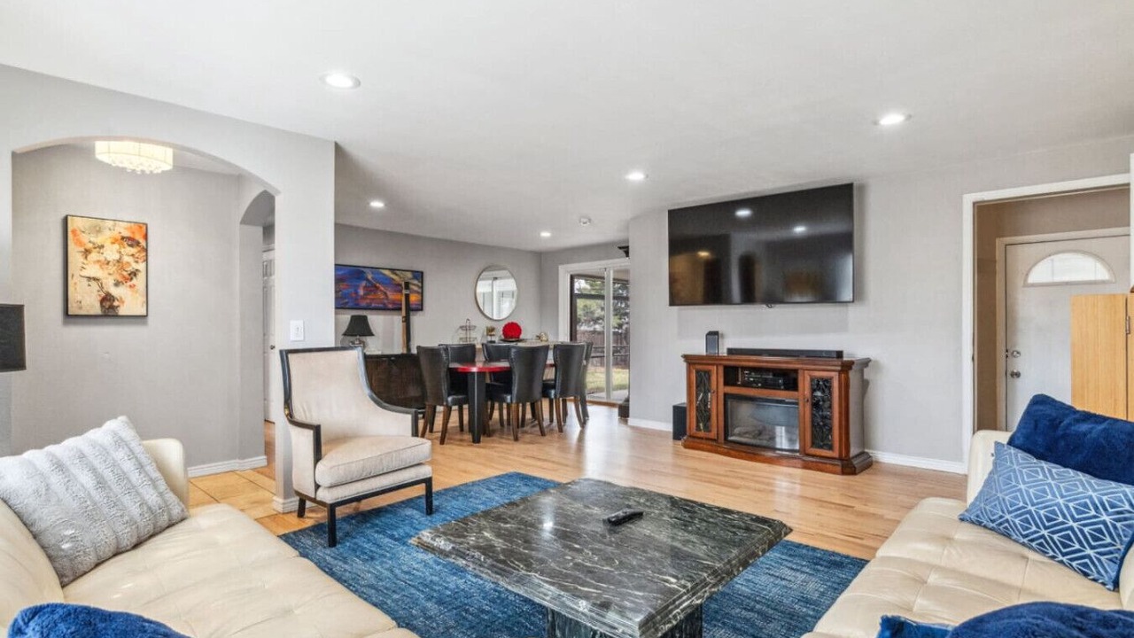Photo of Livingroom in North Alameda