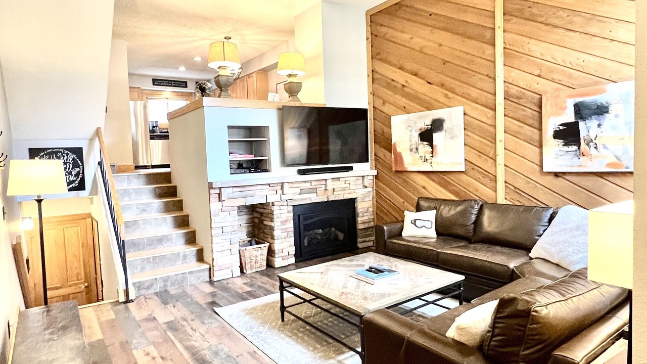 Photo of Livingroom in Peak 9