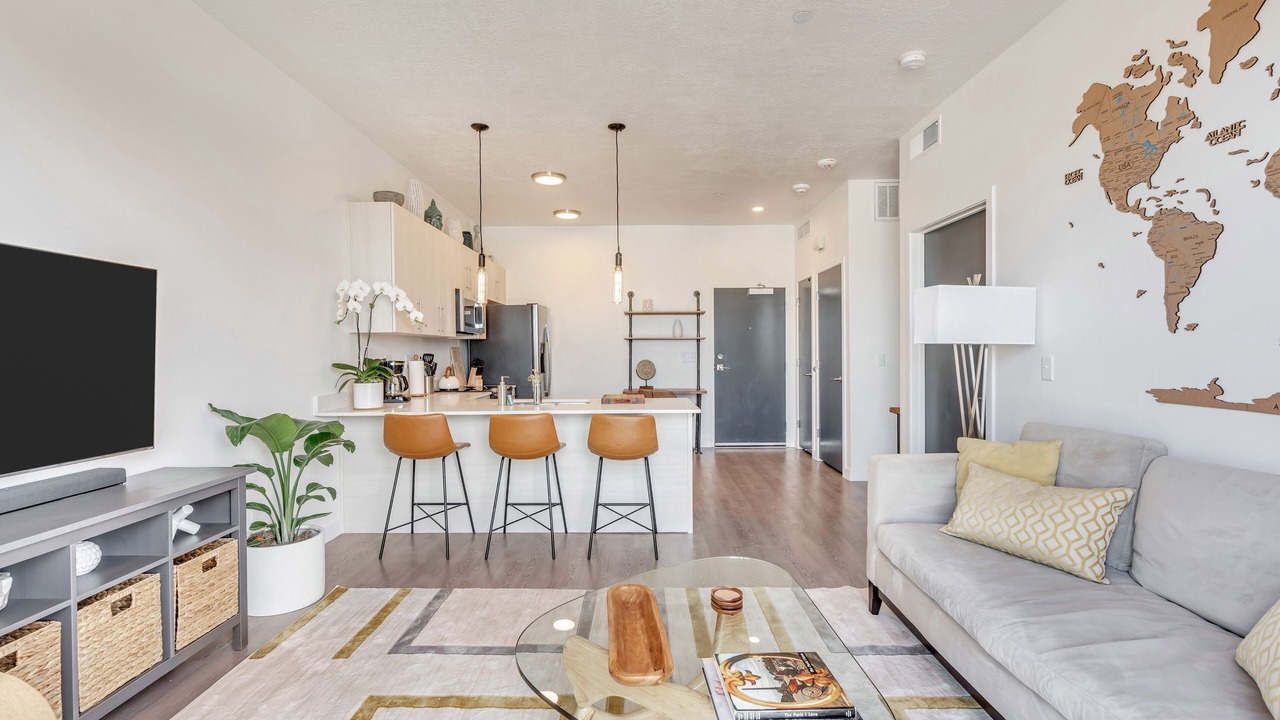 Photo of Livingroom in People's Freeway