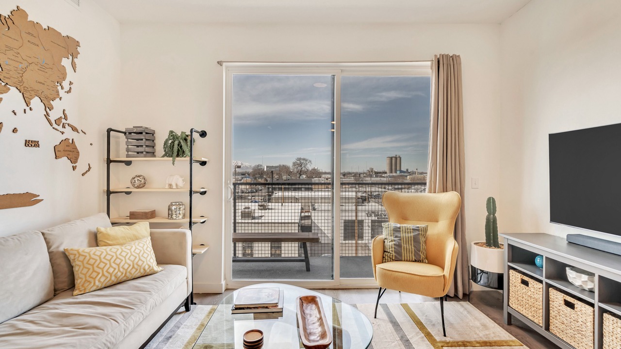 Photo of Livingroom in People's Freeway