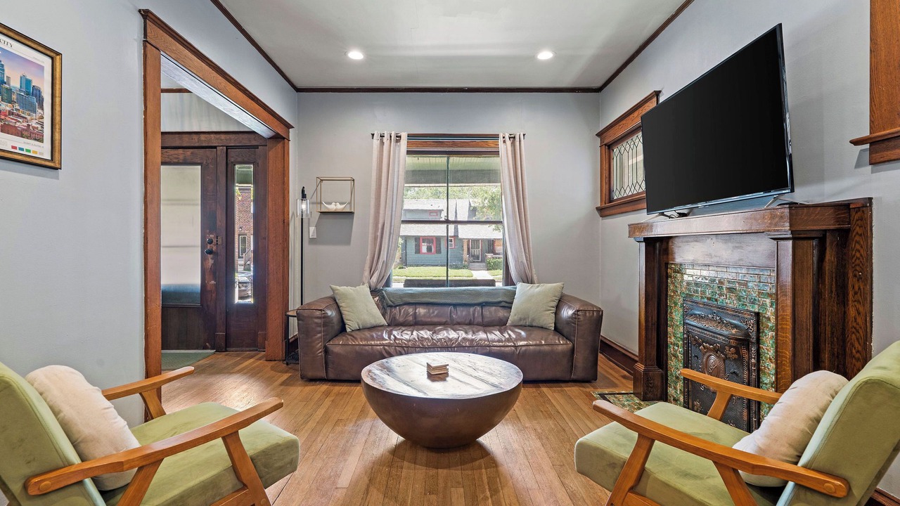 Photo of Livingroom in West Plaza