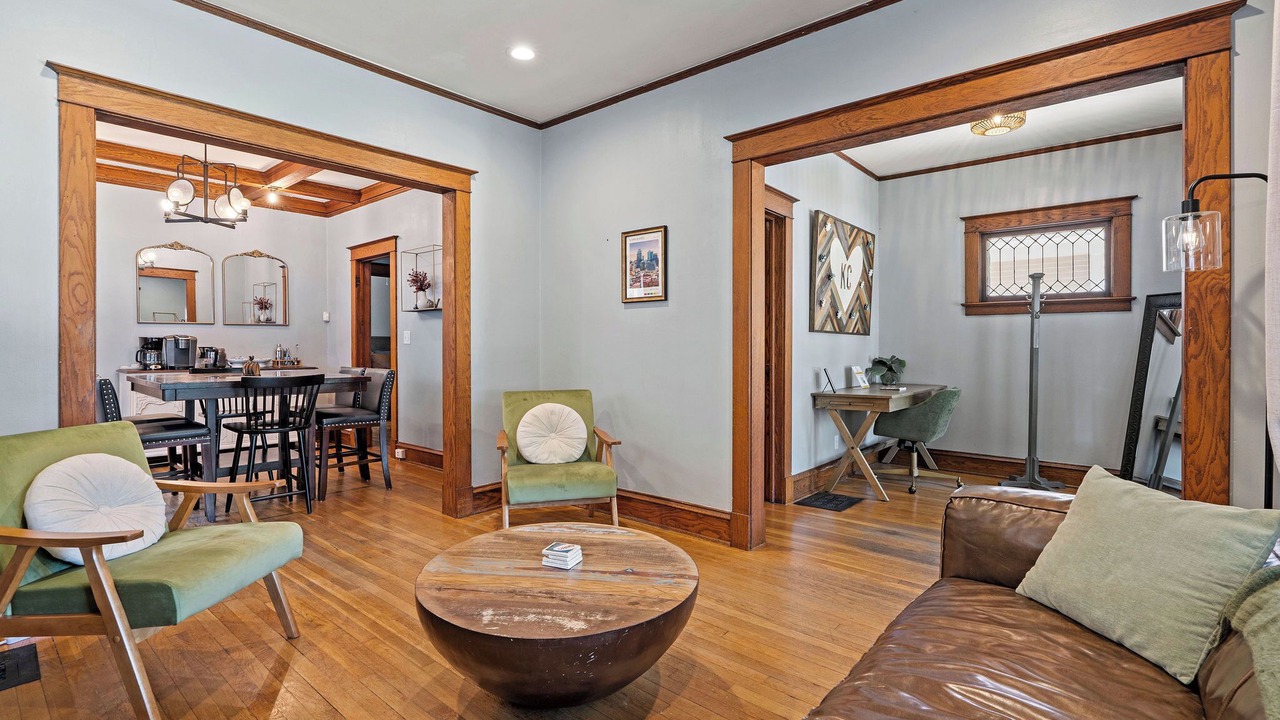 Photo of Livingroom in West Plaza