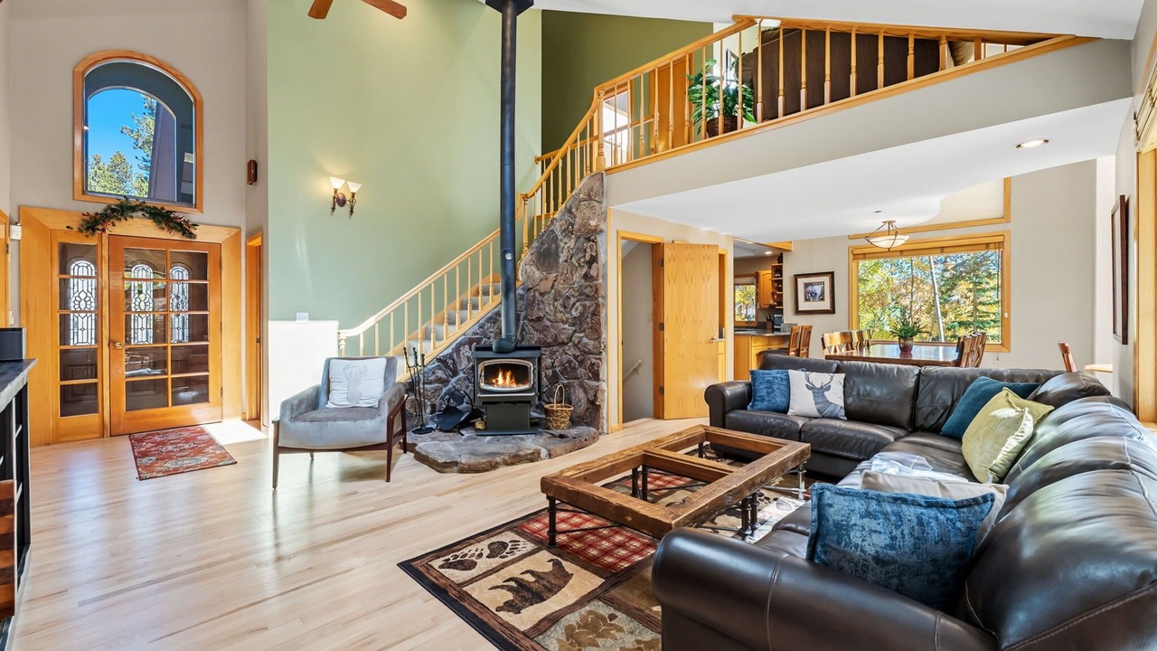 Photo of Livingroom in Warrior's Mark West
