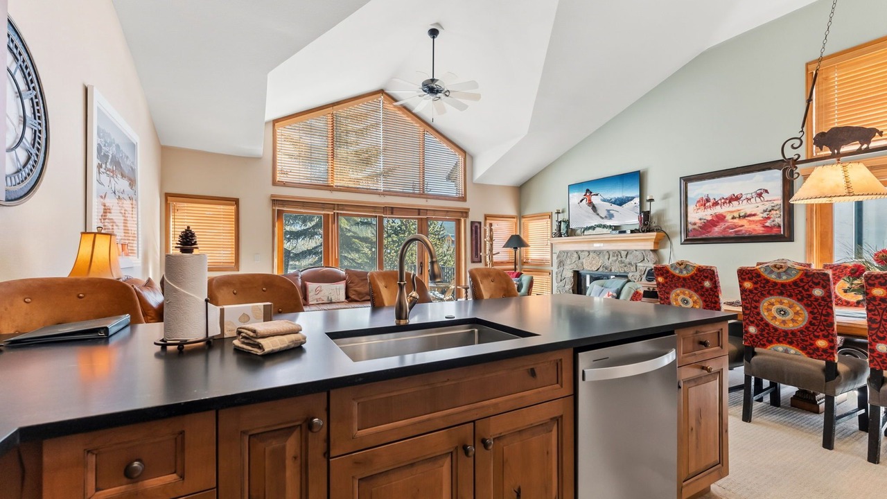 Photo of Livingroom in Peak 9