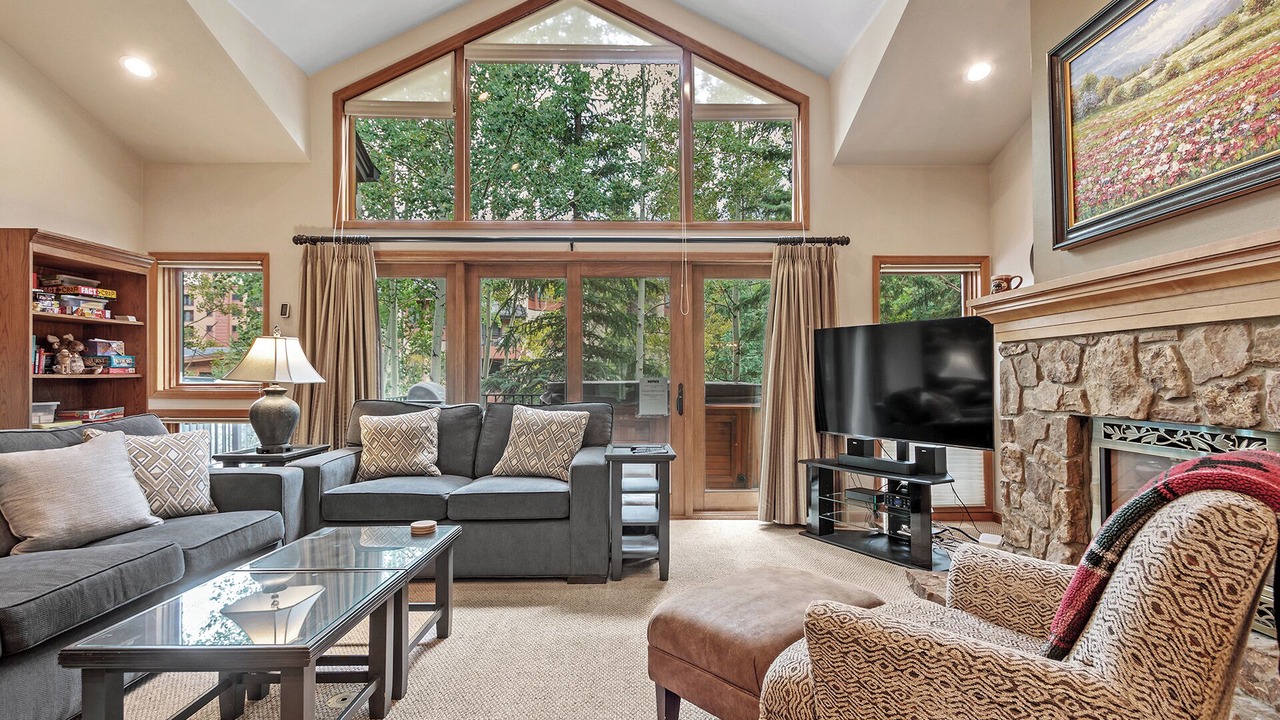 Photo of Livingroom in Peak 9