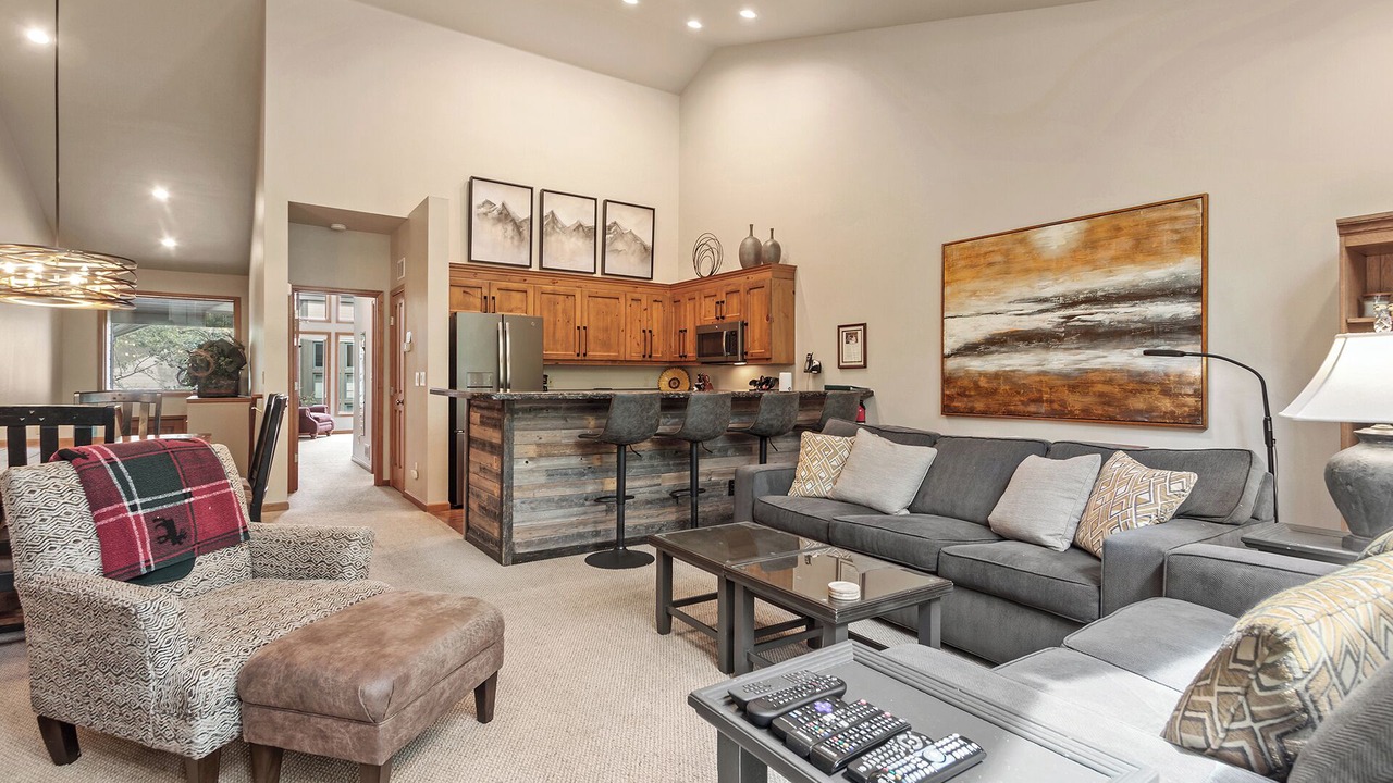Photo of Livingroom in Peak 9