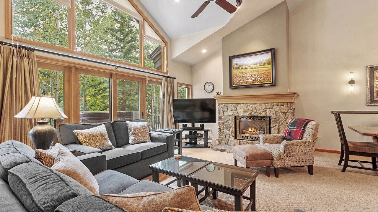 Photo of Livingroom in Peak 9