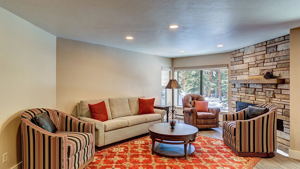 Photo of Livingroom in Peak 9