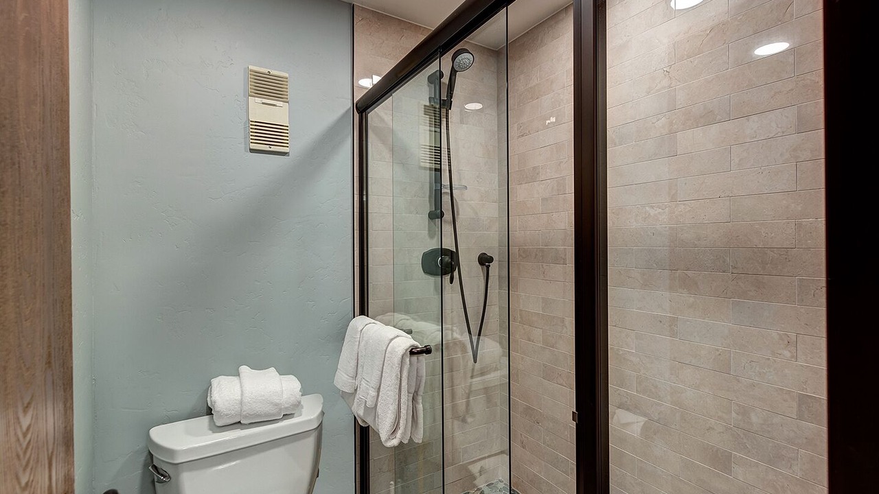 Photo of Bathroom in Peak 9