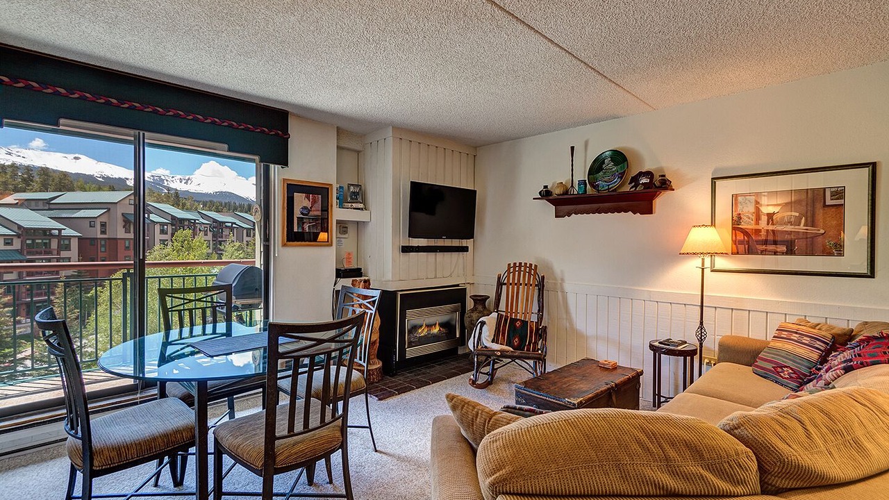 Photo of Livingroom in Peak 9